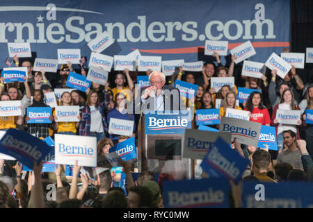Iowa City, Iowa, USA. 8. März, 2019. Vermont Senator Bernie Sanders gehalten auf einer Kundgebung am Freitag Abend an der Universität von Iowa Memorial Student Stockfoto