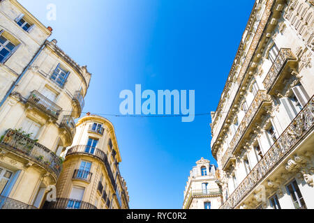 Montpellier, Frankreich. Historische Gebäude in der Rue Foch an einem sonnigen Tag im Sommer Stockfoto