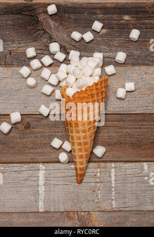 Marshmallow in Eis auf hölzernen Tisch Stockfoto