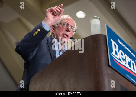 Iowa City, Iowa, USA. 8. März, 2019. Vermont Senator Bernie Sanders gehalten auf einer Kundgebung am Freitag Abend an der Universität von Iowa Memorial Student Stockfoto