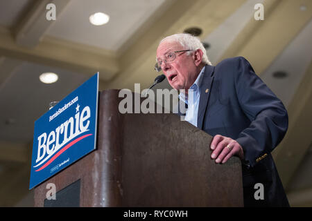 Iowa City, Iowa, USA. 8. März, 2019. Vermont Senator Bernie Sanders gehalten auf einer Kundgebung am Freitag Abend an der Universität von Iowa Memorial Student Stockfoto