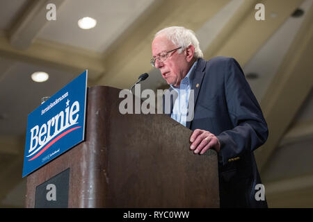 Iowa City, Iowa, USA. 8. März, 2019. Vermont Senator Bernie Sanders gehalten auf einer Kundgebung am Freitag Abend an der Universität von Iowa Memorial Student Stockfoto