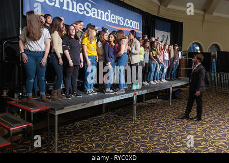 Iowa City, Iowa, USA. 8. März, 2019. Vermont Senator Bernie Sanders gehalten auf einer Kundgebung am Freitag Abend an der Universität von Iowa Memorial Student Stockfoto
