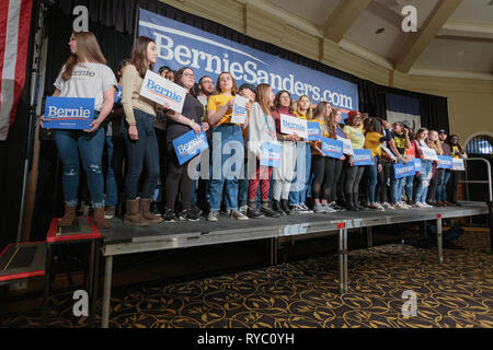 Iowa City, Iowa, USA. 8. März, 2019. Vermont Senator Bernie Sanders gehalten auf einer Kundgebung am Freitag Abend an der Universität von Iowa Memorial Student Stockfoto