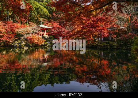 Herbst Landschaft des Daigoji Tempel mit Seeblick. Daigoji ist ein wichtiger Tempel des Shingon Sekte des japanischen Buddhismus. Stockfoto