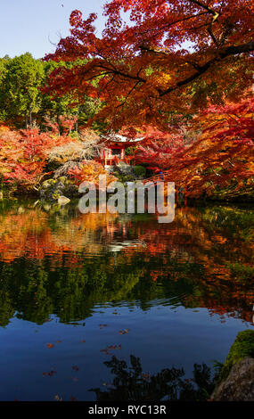 Herbst Landschaft des Daigoji Tempel mit Seeblick. Daigoji ist ein wichtiger Tempel des Shingon Sekte des japanischen Buddhismus. Stockfoto