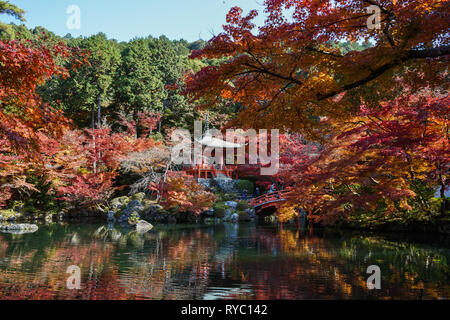 Kyoto, Japan - 18.November 2016. Herbst Landschaft des Daigoji Tempel mit Seeblick. Daigoji ist ein wichtiger Tempel des Shingon Sekte des japanischen Buddhismus. Stockfoto