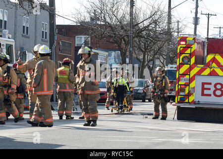 Feuerwehr aus einem Gebäude Feuer in den Kern der Innenstadt Stockfoto