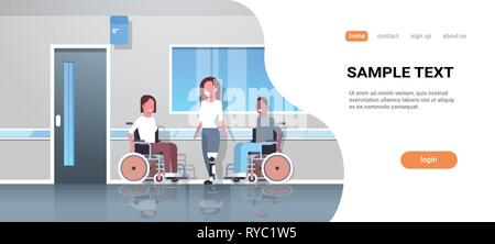 Menschen in verschiedenen Fällen mix Rennen Patienten im Rollstuhl sitzende Frau mit beinprothese Unfall Behinderung Konzept Klinik innere verletzt Stock Vektor