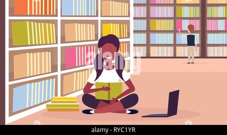 African American Girl Schüler sitzen Lotus lesen pose Buch in der Nähe von Bücherregal moderne Bibliothek innere Bildung wissen Konzept waagrechten voll Stock Vektor