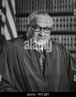 Thurgood Marshall, Associate Gerechtigkeit der Oberste Gerichtshof der Vereinigten Staaten in seiner gerichtlichen Roben an seinem Obersten Gerichtshof Büros. Januar 28, 1976 Stockfoto