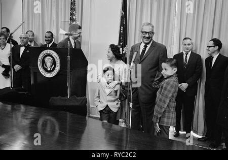 Thurgood Marshall in die Vereinigten Staaten Anwalt allgemeine Vereidigung von Präsident John F. Stockfoto