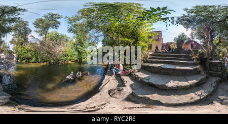 360 Grad Panorama Ansicht von VILNIUS, LITAUEN SEPTEMBER 2018, Vollständige nahtlose 360° Winkel, mit Panorama auf konkrete Schritte in der Nähe von Fluss und Ort der Kraft in Uzupio Land in
