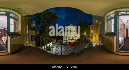 360 Grad Panorama Ansicht von WROCLAW, Polen - September 2018: Vollständige nahtlose 360° Winkel, Ansicht Nacht Panorama vom Balkon der kleine Herberge mit Blick auf den Innenhof und Sz