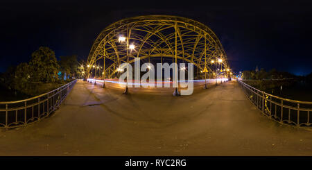 360 Grad Panorama Ansicht von WROCLAW, Polen - September 2018: Vollständige nahtlose sphärischen 360 Grad Betrachtungswinkel Nacht Panorama in der Nähe der Stahlrahmenkonstruktion des riesigen Brücke über r