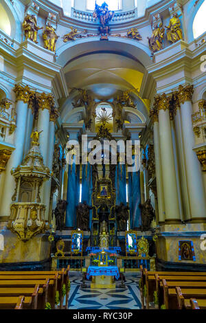 Lemberg dominikanische Kathedrale Innenraum Altar mit Bänken sitzen Closeup Stockfoto