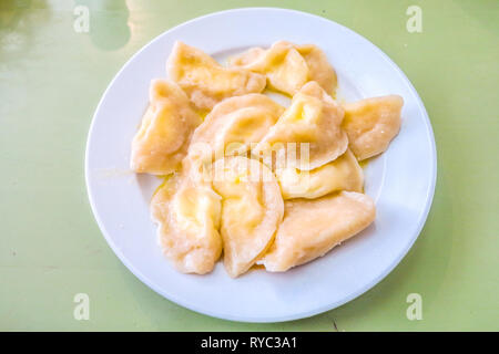 Ukrainische Traditionelle leer Wareniki gefüllt mit Käse auf einem weißen Teller Stockfoto