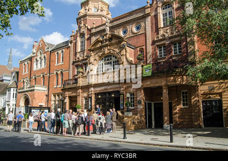 RICHMOND-upon-Thames, Großbritannien - 20 September, 2015: Die Besucher hören zu einer Guide außerhalb der historischen Theater in Richmond-Upon-Thames, London. Konzipiert Stockfoto