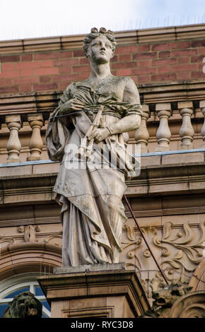 Victorian Statue der griechischen Muse der Musik Euterpe an der Außenseite von Richmond Theater. Das Gebäude wurde von Frank Matcham entworfen und in 189 geöffnet Stockfoto