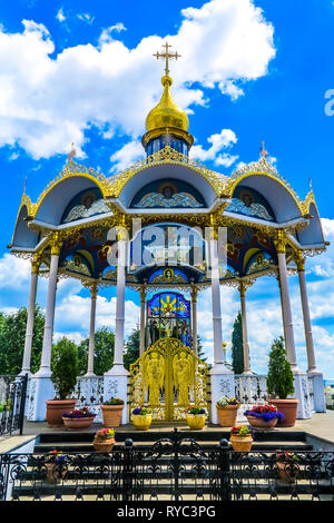 Pochaiv Lavra Christlich-orthodoxen Klosters Sommer Altar Pavillon mit Ikonen und Fresken goldene Kuppel Kreuz Stockfoto
