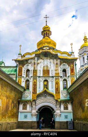 Kiew Pechersk Große Lavra komplexe Fresco Trinity Kirche Haupteingang mit goldenen Kuppel Kreuz Stockfoto