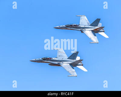 Royal Australian Air Force F/A-18A/18B Hornissen multi-role Fighter Jets im Flug Stockfoto