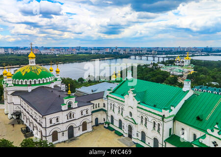 Kiew Pechersk Große Lavra Komplexe hohen Winkel voll Panoramablick Refektorium Kirche Stockfoto
