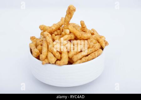 Portrait von lecker Masala kurkure in der Schüssel. Auf den weißen Hintergrund isoliert. Stockfoto