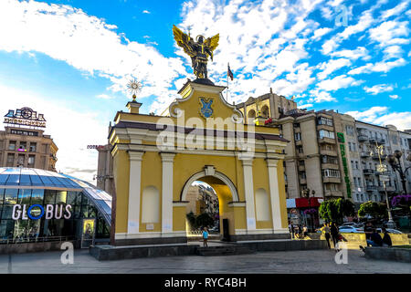 Kiewer Unabhängigkeitsplatz Maidan Nezalezhnosti Lyadsky Tor frontale Ansicht mit dem Hl. Erzengel Michael Stockfoto