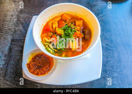 Krim traditionelle Würzige Lagman Nudelgericht Suppe in einer weißen Schüssel Stockfoto