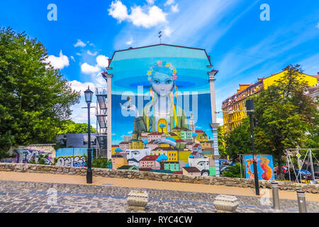 Kiew Altstadt Andriyivsky Abstieg Straße Fassade künstlerische Arbeit eines ukrainischen Frau Stockfoto