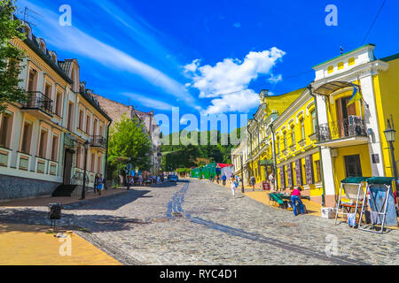 Kiew Altstadt Andriyivsky Abstieg Straße Souvenirläden mit blauem Himmel Hintergrund Stockfoto