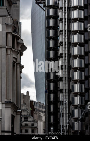 Das futuristische Design der Lloyds Building und 'walkie-talkie' sind im Gegensatz zu den klassischen Stil von Fitzwilliam Haus in St Mary Axe Stockfoto