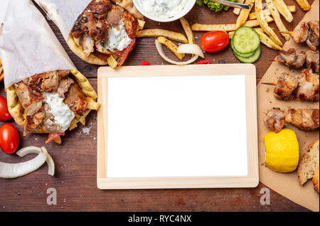 Gyros Pita, shawarma. Zwei pita Brot Wraps mit Fleisch und Blank Board auf hölzernen Tisch, Platz für Text Stockfoto