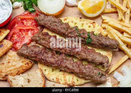 Kebab, traditionelle türkische, griechische Fleisch essen auf Fladenbrot, Zaziki Soße und Kartoffeln, Ansicht von oben Stockfoto