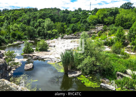 Buky Dorf Canyon bei Hirskyi Tikych Fluss mit felsigen Küsten und Wald Stockfoto