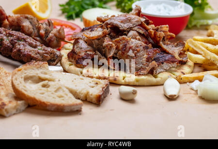 Shawarma, Gyros Pita. Traditionelle türkische, griechische Fleisch essen auf Fladenbrot, Detailansicht, kopieren Raum Stockfoto