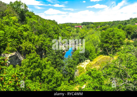 Buky Dorf Canyon bei Hirskyi Tikych Fluss mit felsigen Klippen und Wald Stockfoto