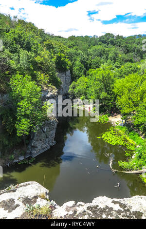 Buky Dorf Canyon bei Hirskyi Tikych Fluss mit felsigen Klippen und Wald Stockfoto