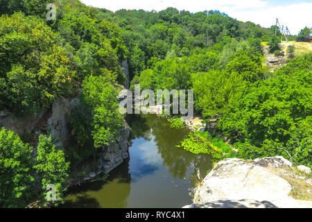 Buky Dorf Canyon bei Hirskyi Tikych Fluss mit felsigen Klippen und Wald Stockfoto