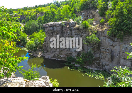 Buky Dorf Canyon bei Hirskyi Tikych Fluss mit felsigen Klippen und Wald Stockfoto