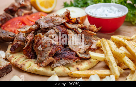 Shawarma, Gyros Pita. Traditionelle türkische, griechische Fleisch essen auf Fladenbrot, Detailansicht Stockfoto