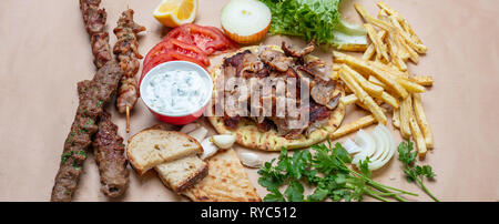 Shawarma, Gyros, Döner, Souvlaki auf Fladenbrot, Gemüse und tzaziki Sauce. Traditionelle türkische, griechische Fleisch essen. Stockfoto