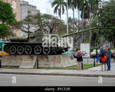 Sowjetische SAU-100 Selbstfahrende gun von Kubas Fidel Castro in der ausgefallenen US-unterstützte Invasion in der Schweinebucht. Es steht auf dem Platz der Revolution in Havanna's Stockfoto