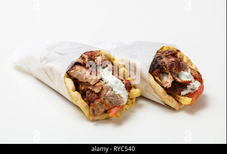 Gyros Pita, Shawarma, take away, Street Food. Zwei pita Brot Wraps mit Fleisch, traditionelle griechische türkisches Essen auf weißem Hintergrund Stockfoto