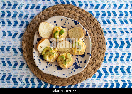 Kleine Sandwiches mit Avocado und Rührei Stockfoto