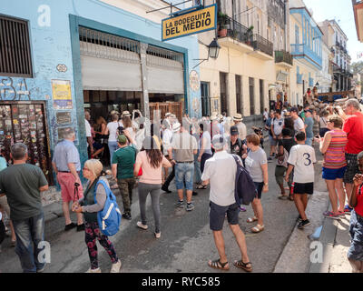 Touristen strömen zu La Bodeguita del Medio Bar in Havanna, Kuba, ehemaligen Treffpunkt von Ernst Hemingway. Es behauptet, der Geburtsort des Mojito. Stockfoto