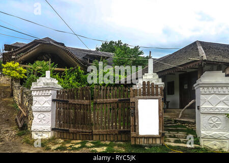 Orheiul Vechi Dorf antiken Stadt historische Komplex Altes traditionelles Tor eines Wohnhauses Stockfoto
