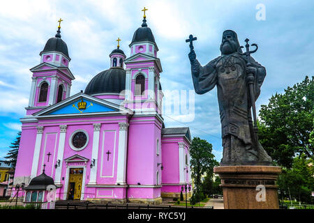 Czernowitz rosa gefärbte Heiligen Geist Dom Seitenansicht mit Metropolitan Evgeny Statue Stockfoto