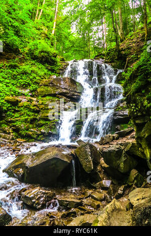 Shypit Wald Rock Wasserfall frontale Ansicht in den ukrainischen Karpaten. Stockfoto